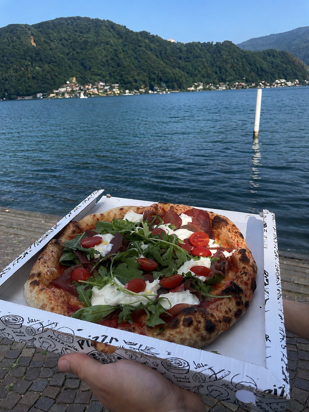 Pizza Valtellina con stracciatella in riva al lago