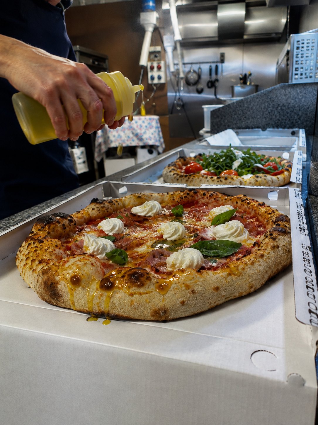 Pizza prosciutto cotto e mascarpone, olio a crudo appena sfornata
